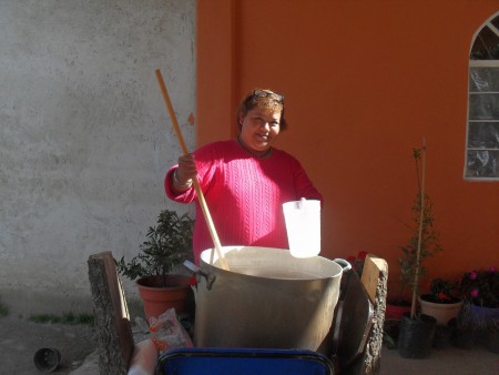 SIRVIENDO LAS JARRAS DE AVENA